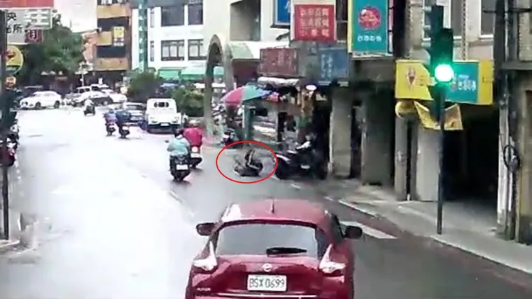 李男重心不穩摔落地。新竹市警局第一分局提供