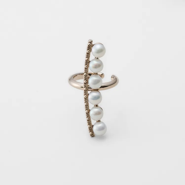 agete鍍金珍珠耳夾，7800元。品牌提供