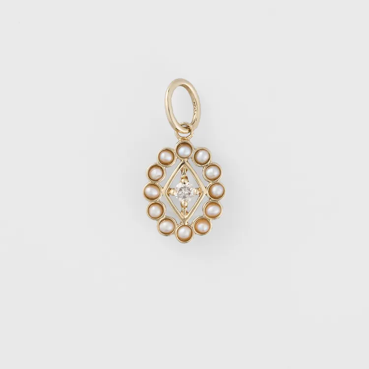 agete 10K×淡水珍珠×鑽石墜飾，1萬1300元。品牌提供