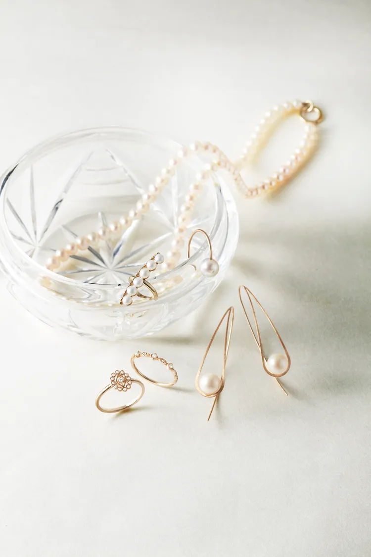 agete珍珠配飾包括耳環、戒指、項鍊。品牌提供