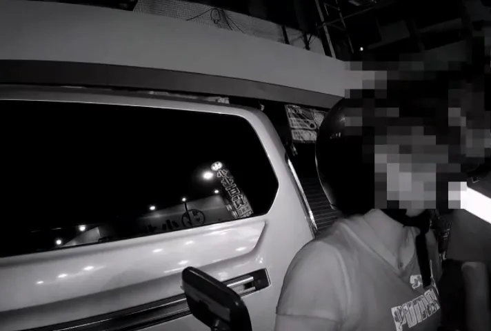 警方對林婦進行簡易酒精測試，發現她載兒子還喝酒，直呼「很扯耶」。民眾提供