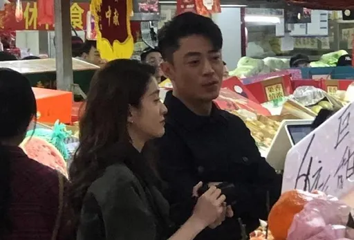 霍建華陪小18歲女星逛菜巿場被捕獲！身邊不是林心如