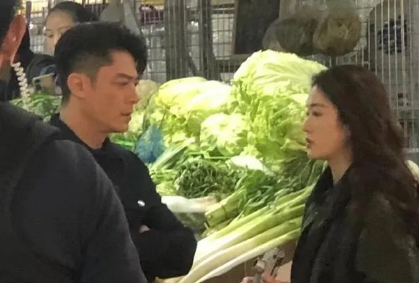 霍建華與張雪迎出現在菜巿場裡，他仍然帥得十分醒目。翻攝浪裡看娛微博