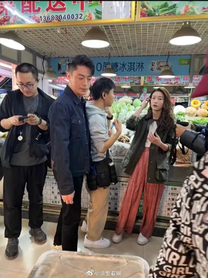 霍建華與張雪迎身邊有工作人員陪同，粉絲說他是在拍新戲《輕年》。翻攝浪裡看娛微博