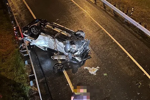 國3南投段天雨路滑連撞2護欄 轎車墜匝道成廢鐵!駕駛命大竟免送醫