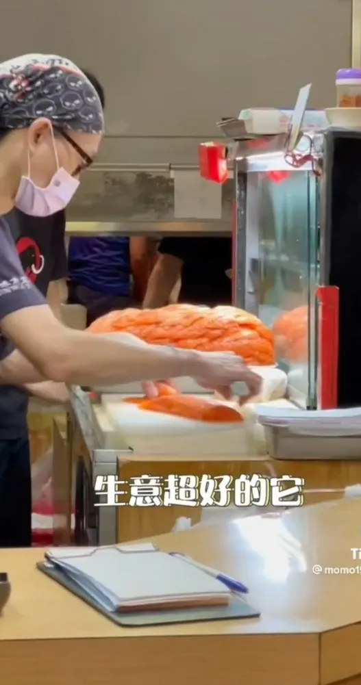 浮誇巨無霸鮭魚片。TikTok@momo19911224 / IG：momo19911224提供