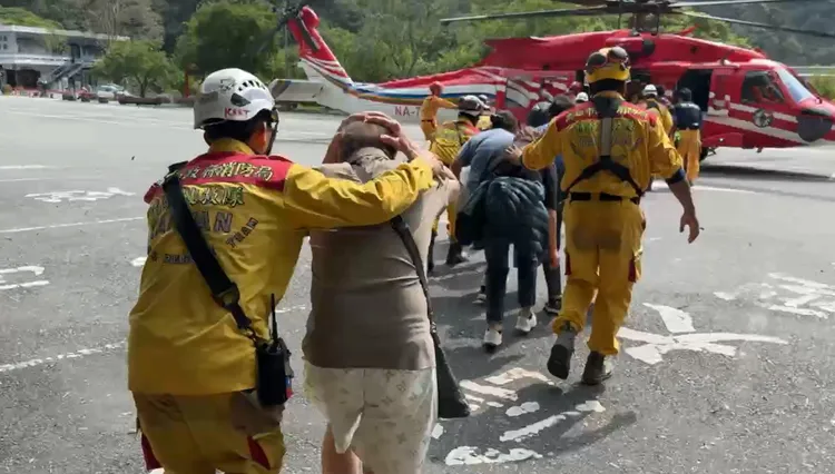民眾排隊上直升機。翻攝畫面