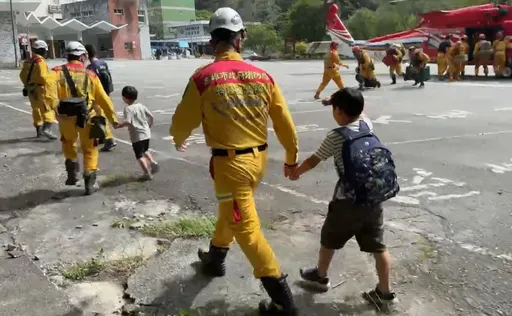 晶英酒店受困465人撤離 大手拉小手!排隊上直升機
