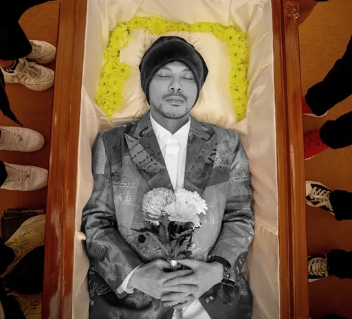 黃明志「遺容」照曝光 安詳手捧鮮花躺在棺材內