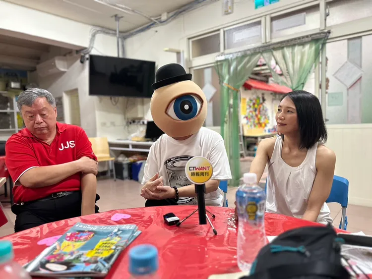 張本渝（右起）、眼球先生和忠勤里里長暢談理念。趙大智攝
