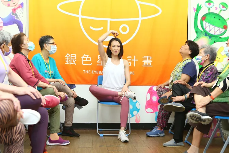 張本渝教老人家做瑜伽。攝影中心攝