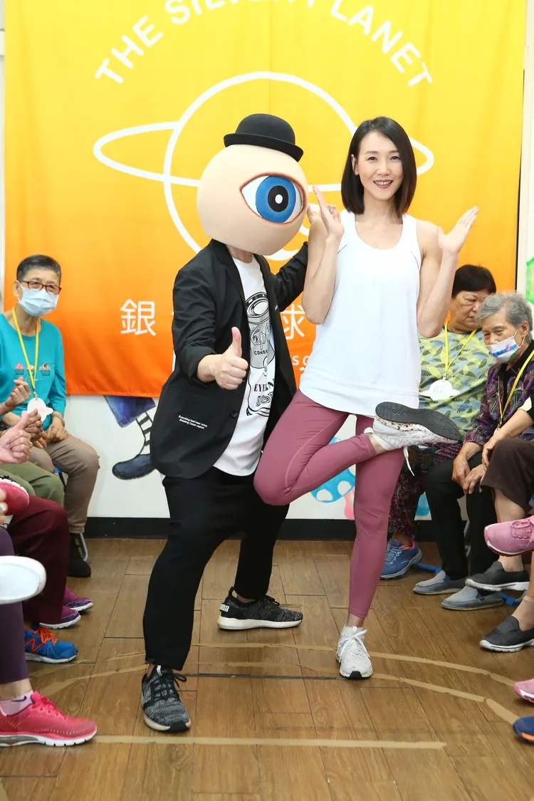 張本渝（右）受眼球先生邀請一塊做公益。攝影中心攝