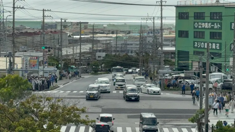 海嘯警報發布後，沖繩居民不論是走路或開車，全都立刻往高處移動避難。翻攝X@naya32045278