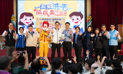 腸病毒進入流行期 張善政與學童共同宣導正確洗手
