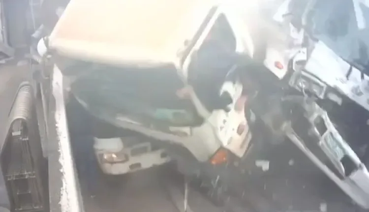 路人被包裹在扭曲變形的車體。民眾提供