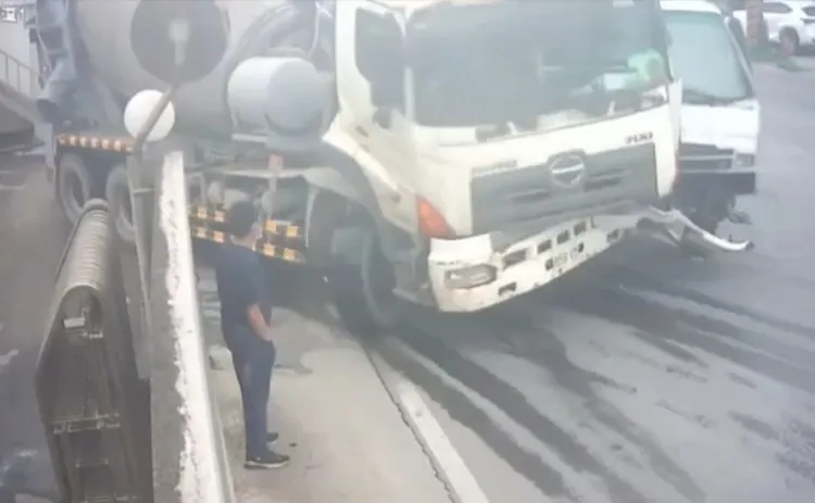 路人眼睜睜地看到水泥預拌車擠壓而來。民眾提供