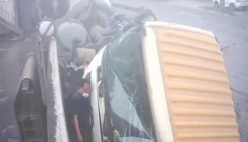 驚悚影片!槽車猛撞水泥車翻覆 幸運男「卡在車縫」完美閃過
