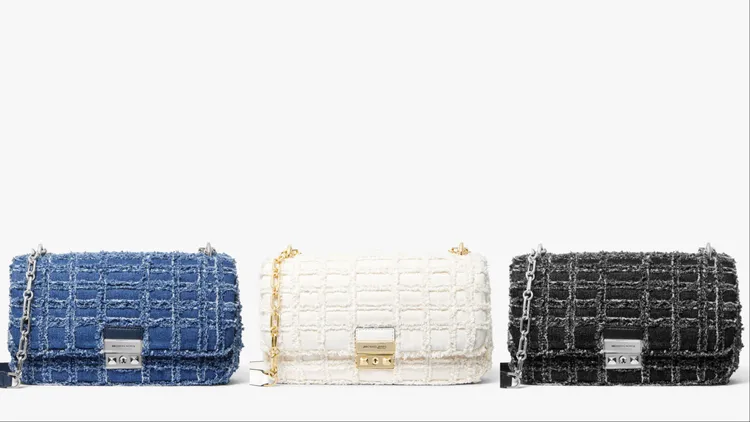 MICHAEL KORS TRIBECA丹寧鍊帶包，各1萬9200元。品牌提供