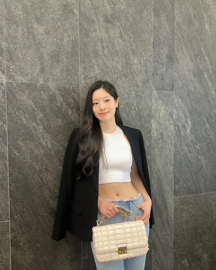 多賢選用MICHAEL KORS TRIBECA奶油白丹寧鍊帶包。品牌提供