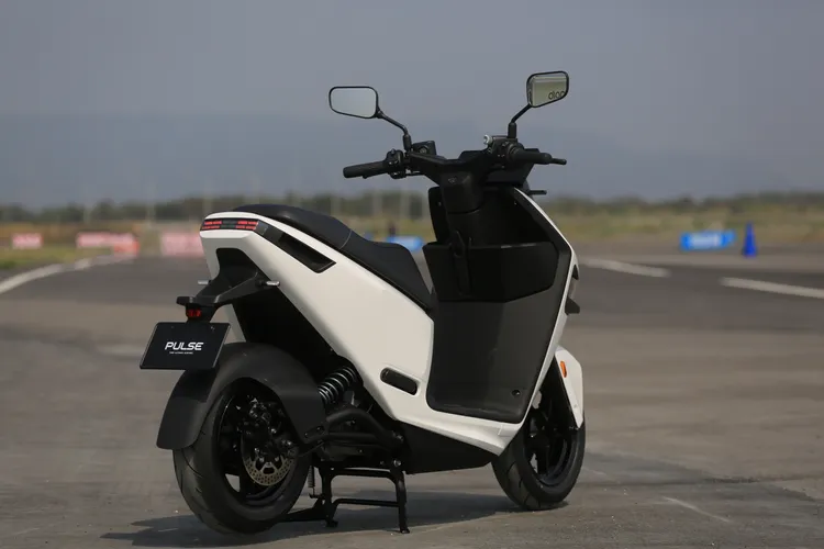 Gogoro Pulse 機甲般的外型視覺，呼應了近年來汽車界常見的返古風潮，同時卻融入了相當明確的科技氛圍。林浩昇攝