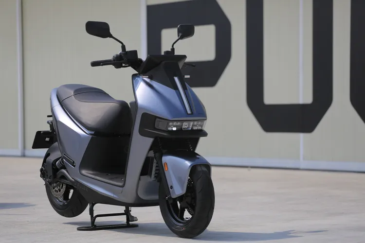  Gogoro Pulse 自 1 月底亮相之後，即使入門價未扣補助已達 10.98 萬元，仍是在 3 月底累積將近 1,400 張預購訂單，人氣不俗。林浩昇攝