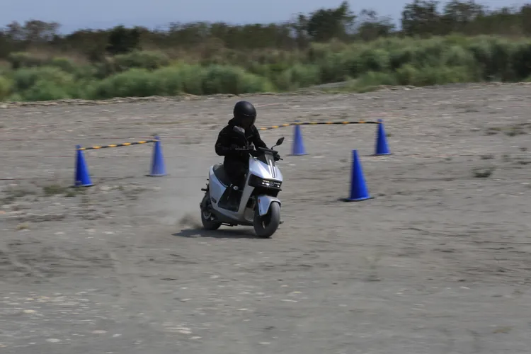 泥地模式就是用來對應沙地、泥地路況，此時的系統會抑制車輛動力輸出，並且以最靈敏的反應，提供車輛在低摩擦路面的穩定性。林浩昇攝