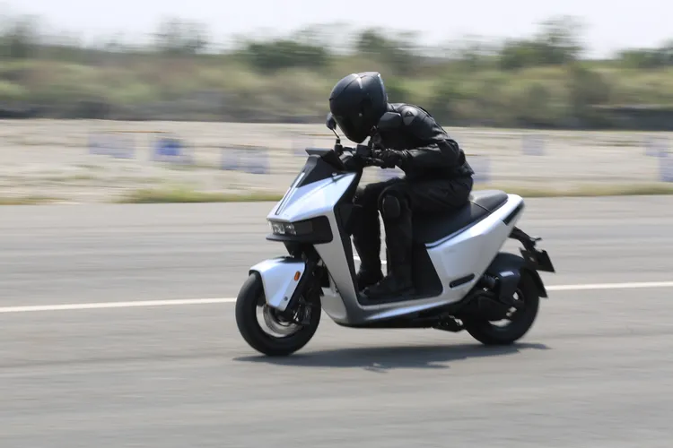 呈現彈射 Ready 狀態之後，一口氣放開後煞車，車輛就會毫不遲疑彈射而出。林浩昇攝