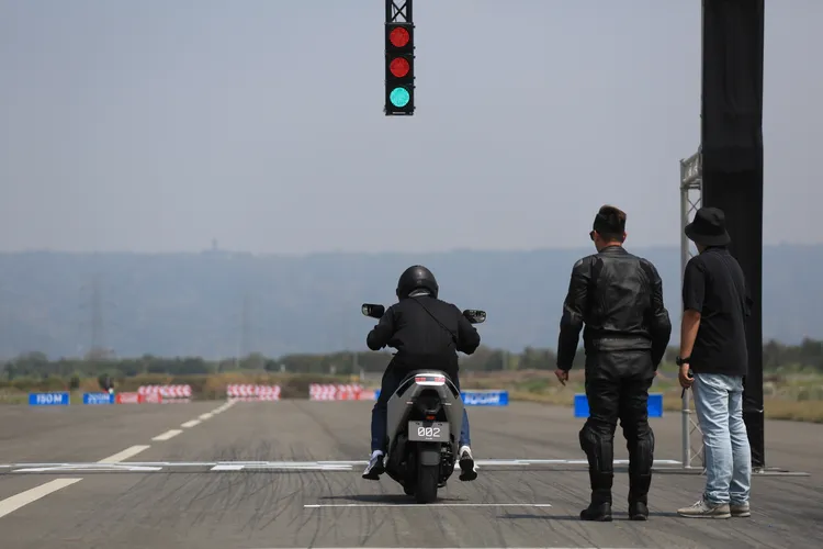 彈射起步關卡設置在飛行場的廣闊加速跑道中，可盡情體驗Gogoro Pulse的激情起步加速實力。林浩昇攝