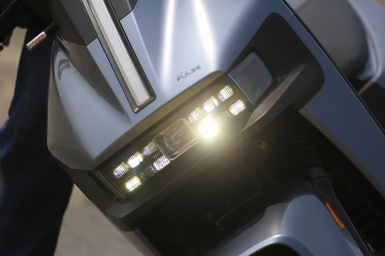 Gogoro 獨家研發的二輪數位矩陣式頭燈，其具有 13 顆 LED 照明單元與主動彎道輔助燈，最大發光強度更達到 14,000 燭光，並且提供主動彎道輔助燈。林浩昇攝