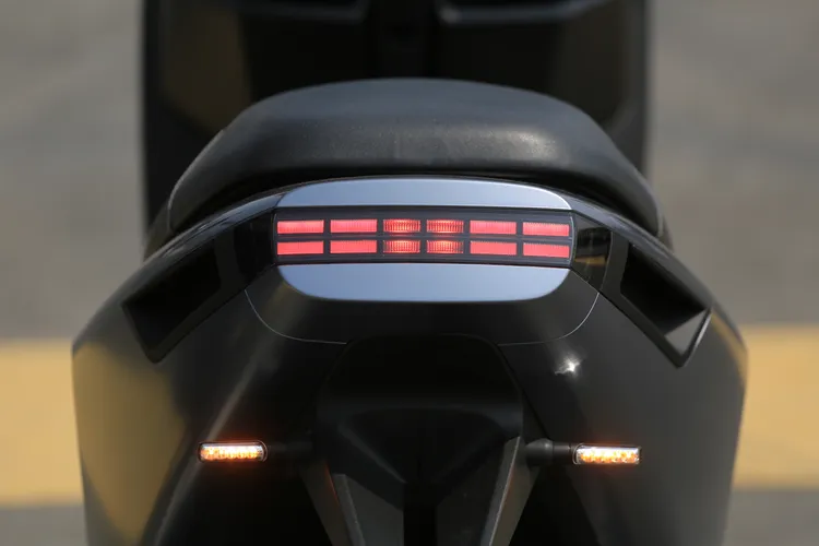 尾燈呼應頭燈設計，融入了像素化的意象，並將把手隱藏在兩側車體中，呈現簡約的氛圍。林浩昇攝