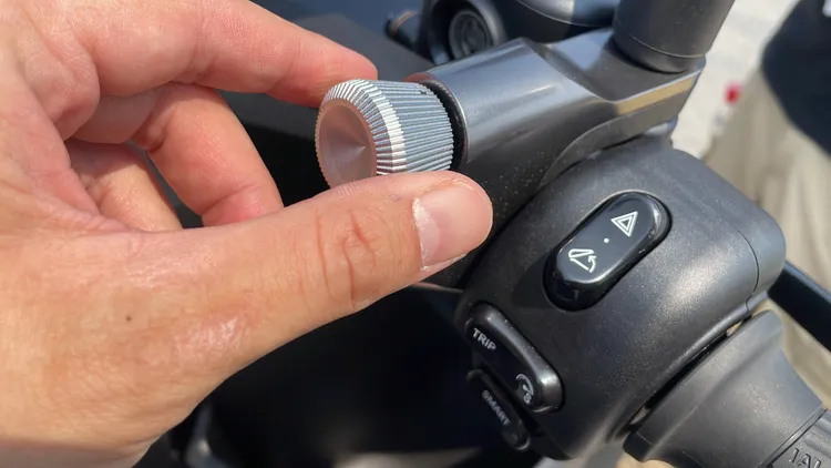 透過把手上實體旋鈕，可進行「續航 / 泥地 / 都會 / 長途 / 賽道 / 自訂」等六類騎乘場景與「彈射起步」多種模式。林浩昇攝