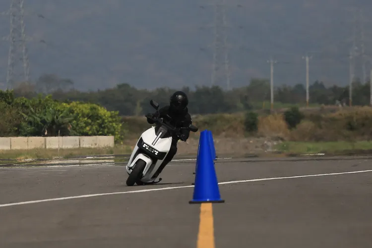 在全新的車體結構，以及後輪海鷗式雙搖臂與全新雙避震固定形式的助力之下，即使車身尺碼達到 1332mm，在繞錐的項目中 Gogoro Pulse仍展現了相當積極的動態反應。林浩昇攝