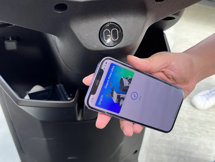 Gogoro Pulse 也支援「Apple 錢包機車鑰匙」功能，只要透過手機就能解鎖車輛。林浩昇攝