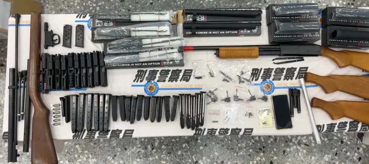 警方起出大批改造槍彈及工具。警方提供