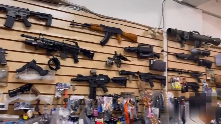 廖嫌的店內擺滿玩具模擬槍。警方提供