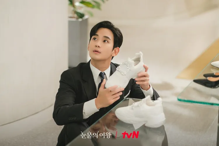 金秀賢在劇中貼心送給金智媛鞋款。翻攝tvN官網