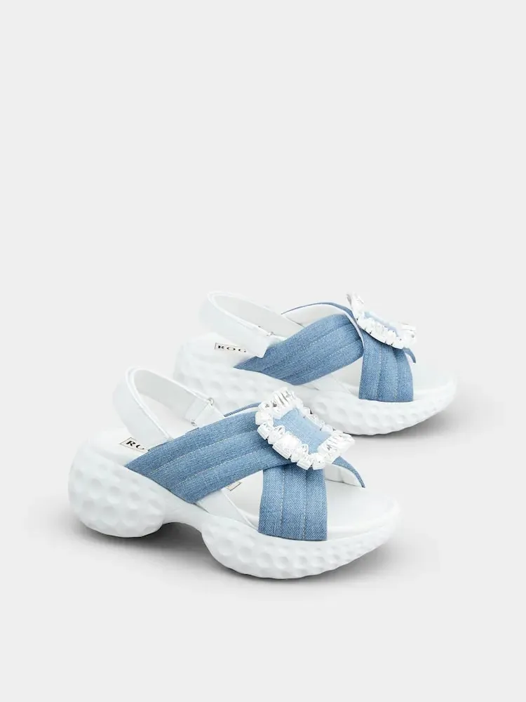 Viv' Run丹寧科技布料鑽扣織物涼鞋，4萬7900元。品牌提供