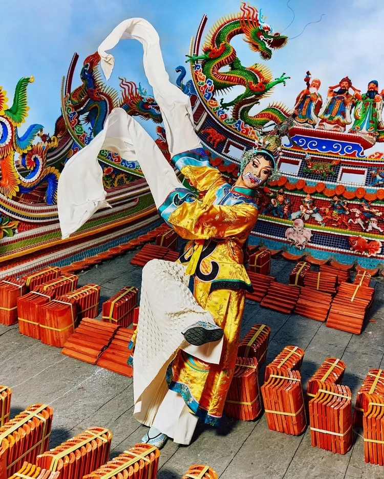 妮妃雅曾化臉譜、穿上京劇水袖表演服登上台灣的廟宇拍攝。翻攝Nymphia Wind IG
