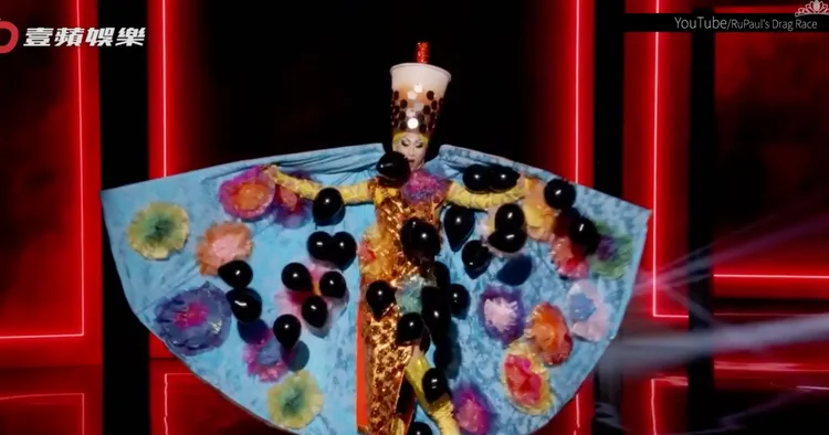 妮妃雅曾將珍珠奶茶概念融入參賽造型，打開斗篷就有黑色氣球飛出來，製造驚奇效果。翻攝Youtube/RuPaul's Drag Race