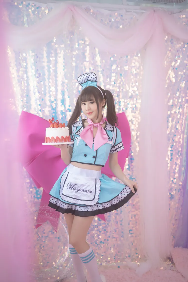 興趣廣泛的Sheena可說是文武全能，不僅會拍攝動漫影片還經營美食blog並兼職模特兒。