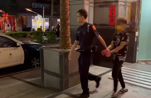 酒店少爺遭懷疑偷錢被擄　警救人搜出毒品！他剛獲救又被上銬　