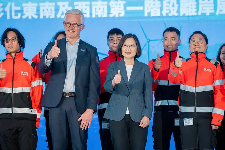 蔡英文總統今（25）日上午到台中出席「大彰化東南及西南第一階段離岸風場完工併聯慶典」。總統府提供