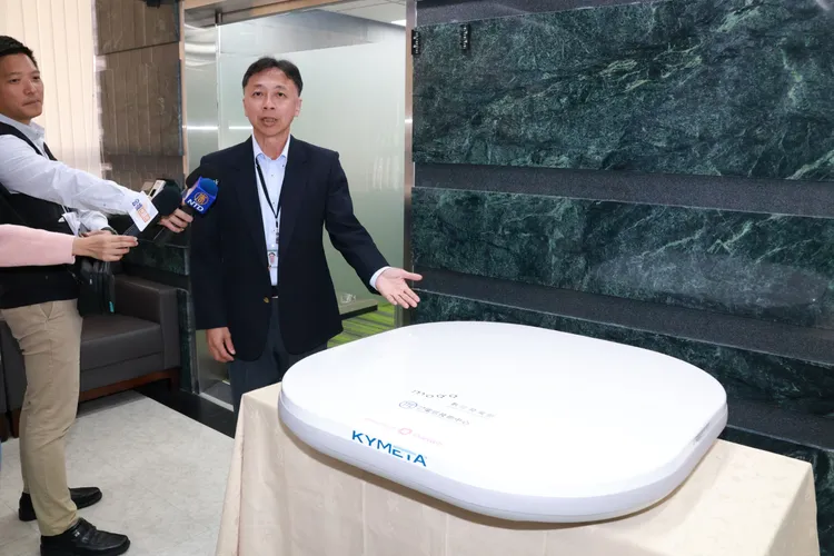 數發部展示OneWeb低軌衛星設備。莊宗達攝。