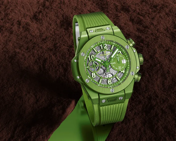 HUBLOT Big Bang Unico Nesprrsso Origin腕錶，42mm，緞面和拋光綠色陽極氧化再生鋁錶殼，全綠色錶面，含有咖啡渣成分的綠色帶襯裡橡膠錶帶/綠色S.Café環保科技咖啡紗織物錶帶，HUB1280 UNICO錶廠自製自動上鏈計時機芯，動力儲存72小時，防水深度100米，限量200只，77萬8000元。品牌提供
