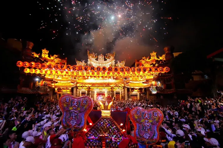 信仰是穩定人類精神生活的來源，隨著大甲媽祖遶境，一步一腳印地建立起台灣人對信仰與自身文化價值的意識。