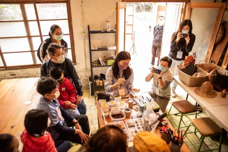 文創職人進駐高雄眷村，產業的聚集經濟逐漸成形。圖為泥染工作室 文化局提供