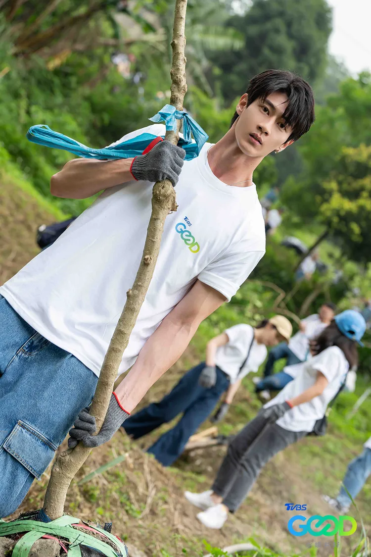 黃柏峰第一次參與種樹活動，覺得特別有趣。TVBS提供