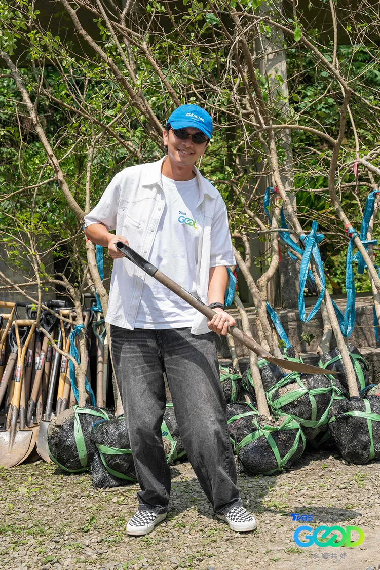 楊銘威用心挑掉石塊，為了讓樹木長得更好。TVBS提供