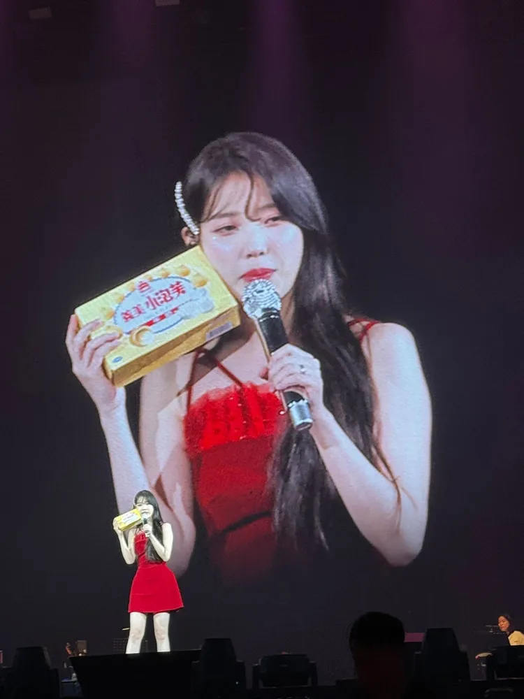 IU喜收粉絲送的義美小泡芙。讀者提供