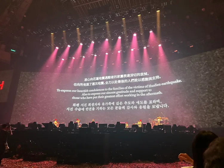 IU選擇《Love poem》作為最後一首歌，希望罹難者安息與感謝救災英雄。讀者提供